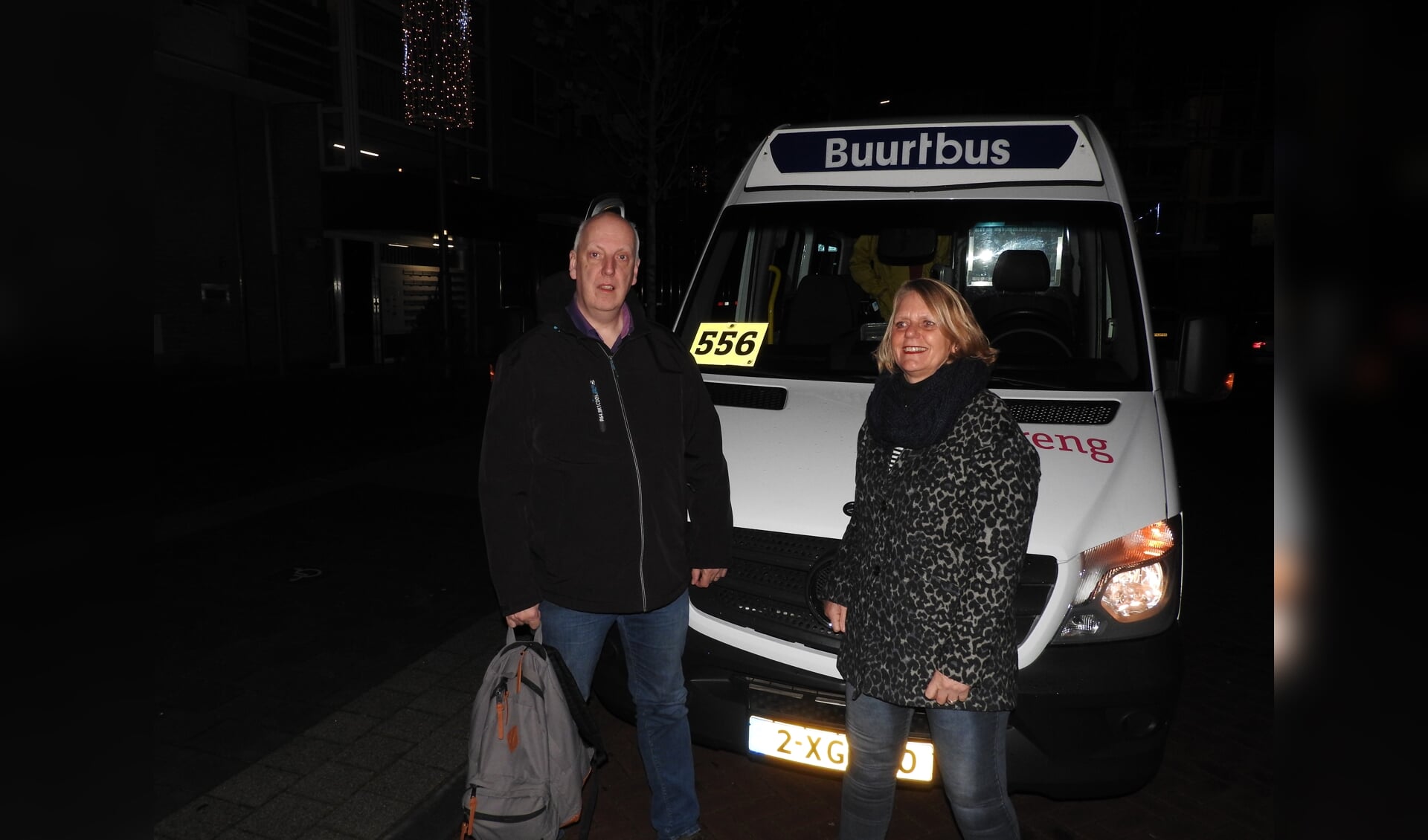 Peter Rutjes, en Geesje Budding staan voor Buurtbus 556. (foto: Jos Ouwerling) 