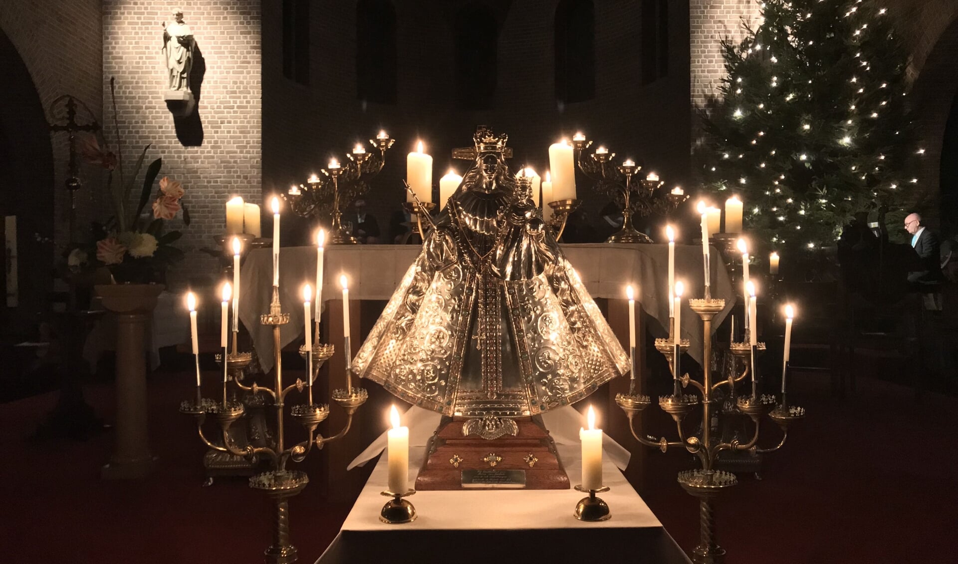 Het Mariabeeld te midden van kaarsen voor het altaar. (foto: Bjorn van Snippenburg)