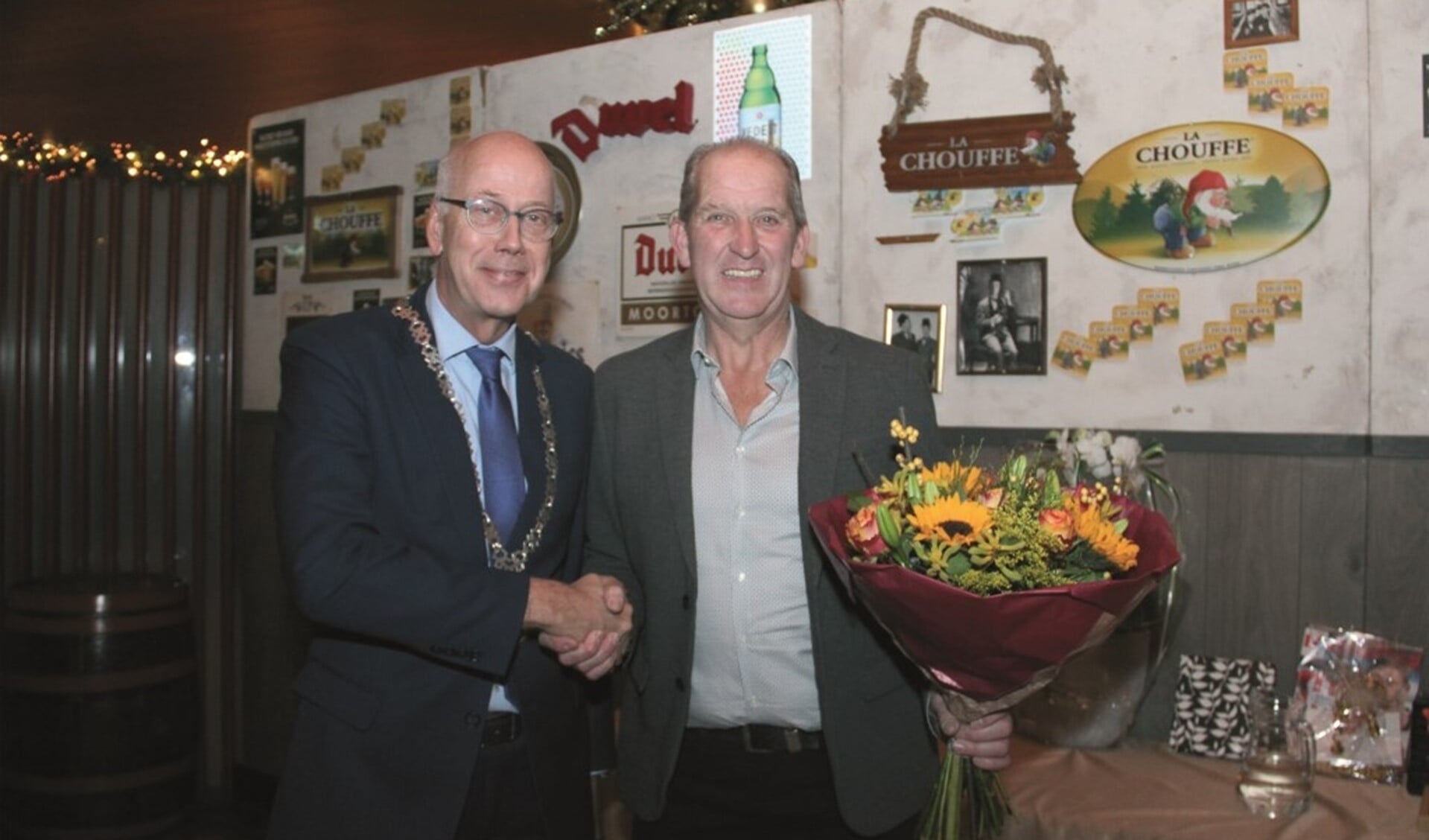 Burgemeester Arend van Hout feliciteert Rik Alink.