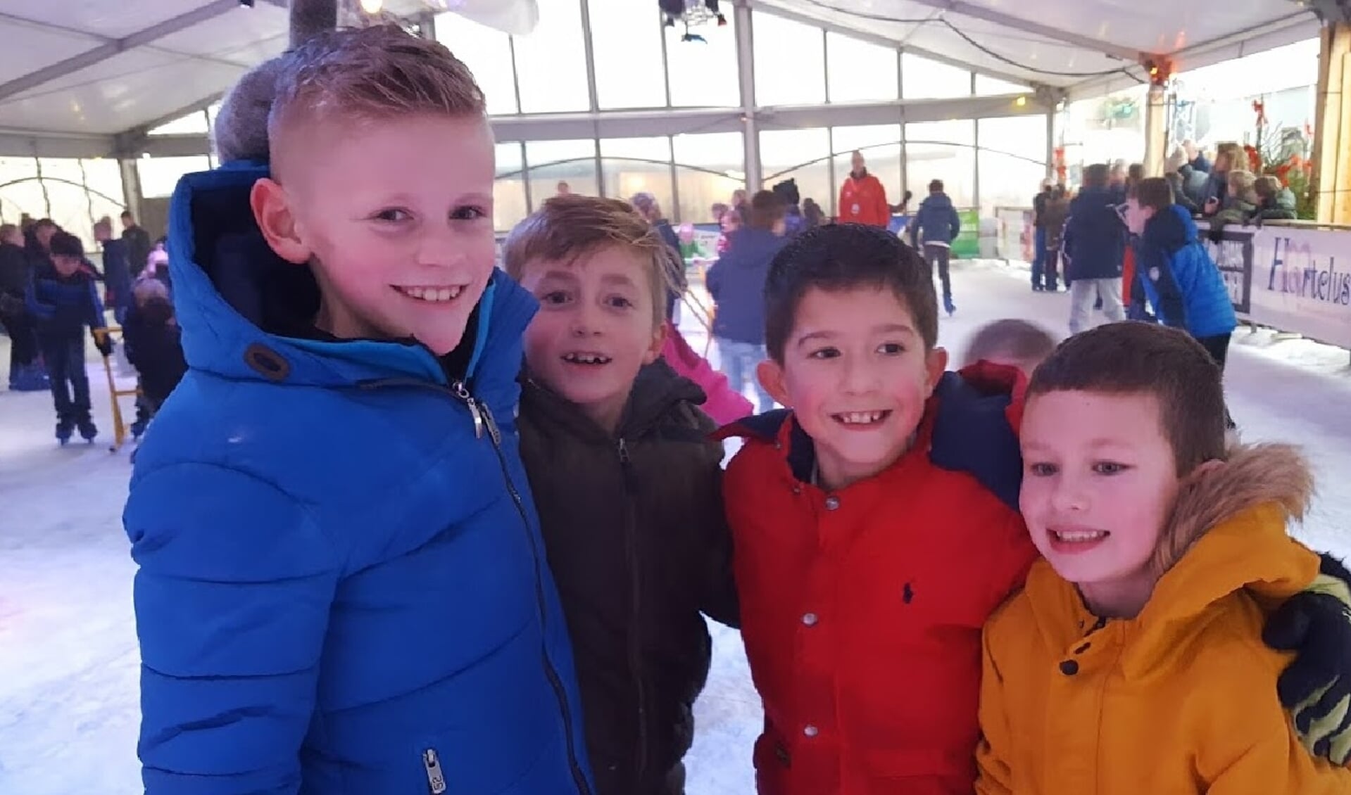 Kinderen zijn blij dat de ijsbaan weer open is. (foto: Jaleesa Derksen)