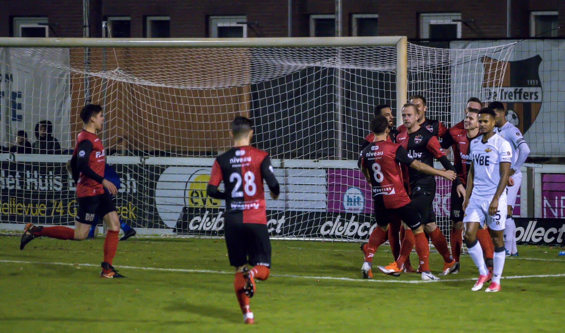 De Treffers - Rijnsburgse Boys: De Treffers viert de 1-0 van het middelpunt Sjoerd Ars. (foto: Jan Peters)