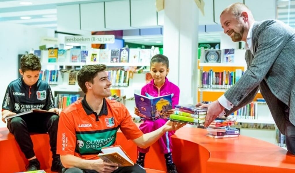 NEC-voetballer Ted van de Pavert 'scoort' boeken. (Foto Marcel Krijgsman)