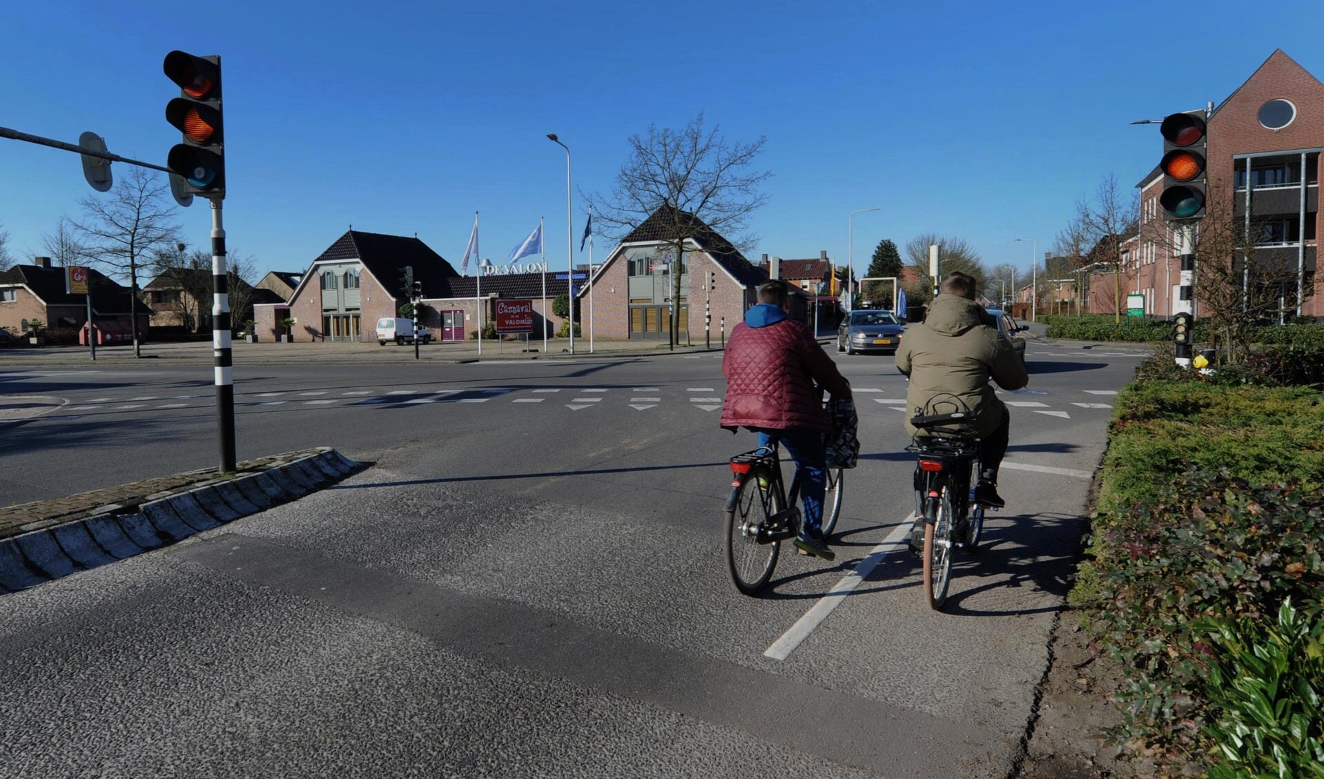 Vooral fietsers gaan profiteren van een vernieuwd kruising. Rechtsaf verkeer hoeft straks niet meer voor rood te wachten. (foto Sjaak Veldkamp)
