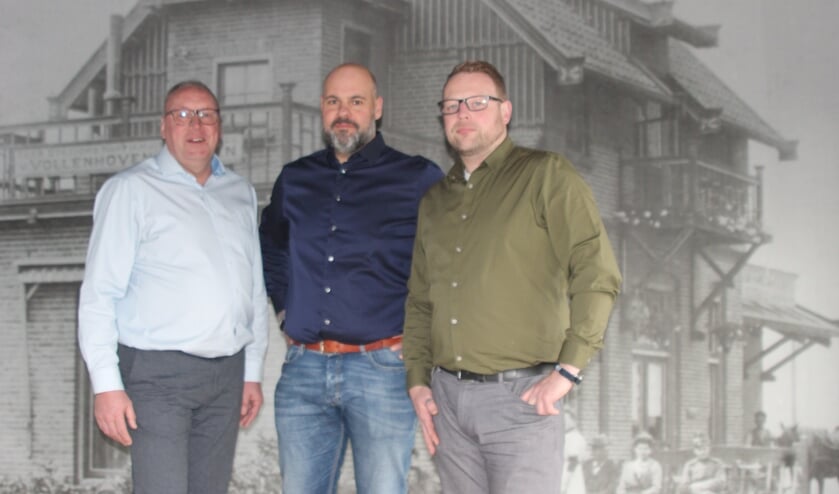 Foto: Paul van Damme, Bastiaan van Brussel en André van Rijn voor de wand met een foto van het pand uit 1921.