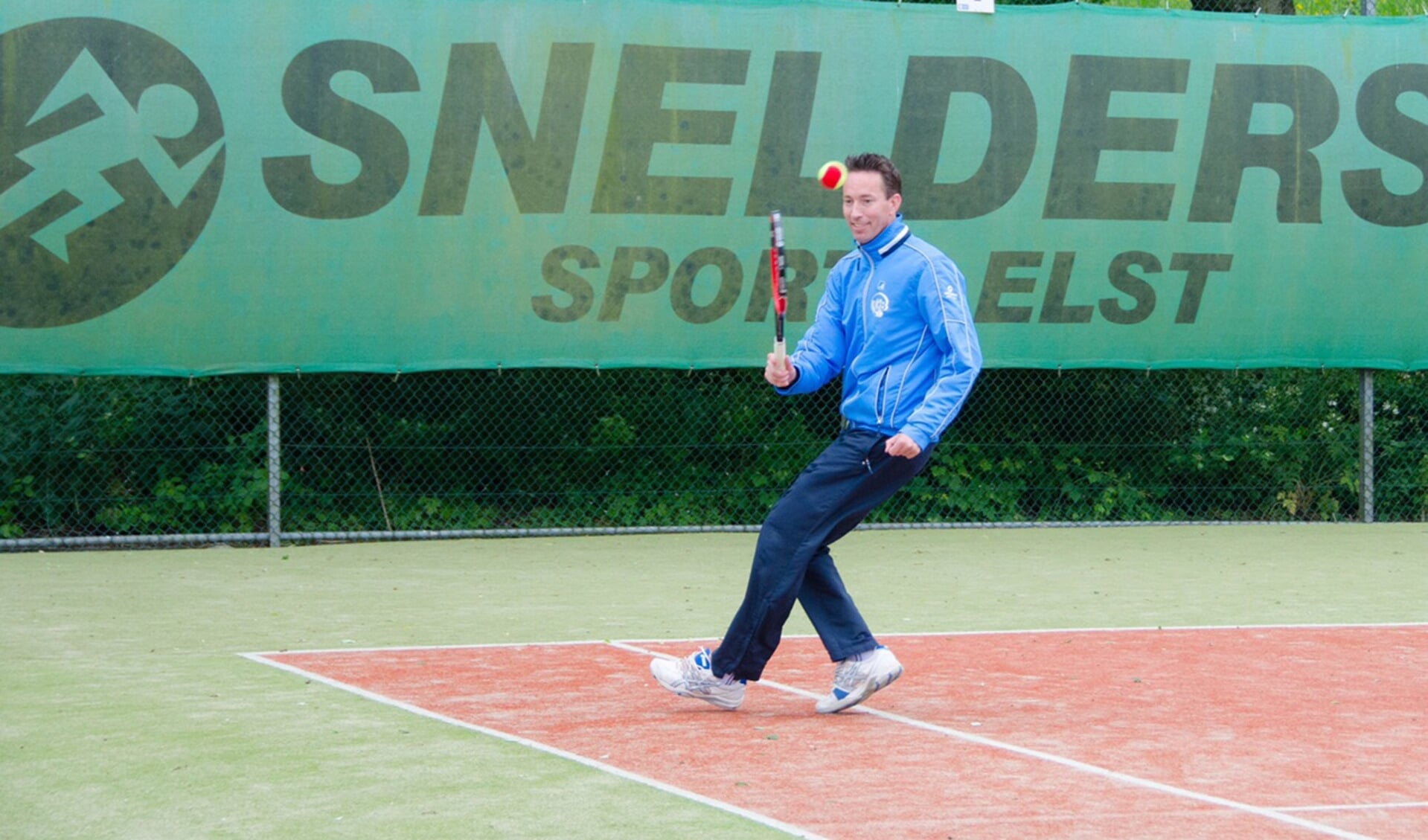 Nick van Boxtel in actie, de regionale tennistopper is naar het tweede team van TC Bemmel verkast. Maar speelt soms voor het eerste, indien nodig. (foto: Michel Wigman)