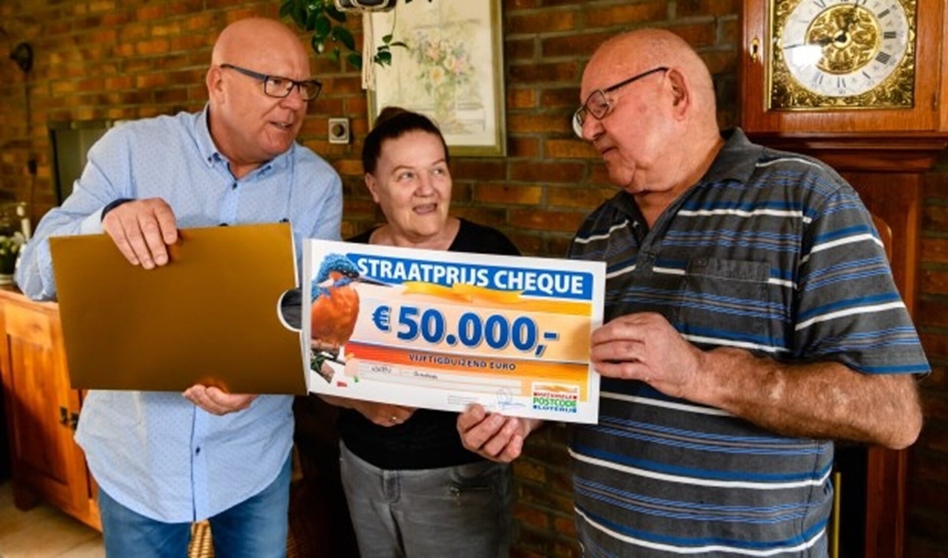 Diny en Heinz winnen 50.000 euro en de BMW. (Roy Beusker Fotografie)