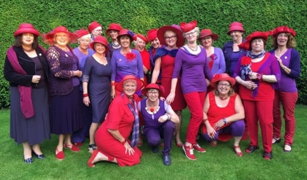 Een aantal leden van de Nijmeegse Red Hat chapter de Rode Marikens van Nimwegen. Stuk voor stuk staan ze te trappelen om van de conventie op 19 april in Nijmegen een geweldige dag te maken.