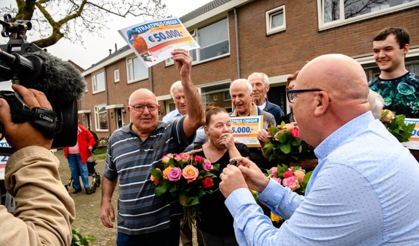 Diny en Heinz winnen 50.000 euro en de BMW. (Roy Beusker Fotografie)