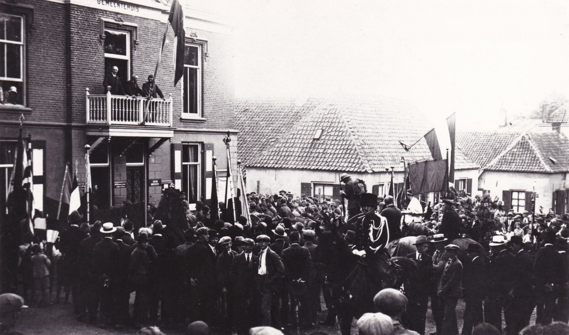 Foto van het gemeentehuis aan de Pannenstraat is gemaakt op Koninginnedag 1927. In 1939, toen Van de Poll daar op het balkon stond, zal het niet veel anders zijn geweest (foto: Archief Gerrie Driessen)