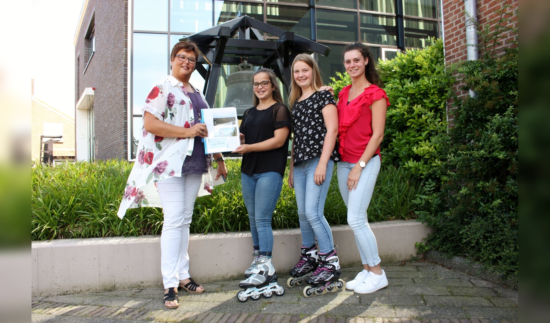 Overhandiging plan Skatepark Dodewaard: Wethouder Van Dijkhuizen, Lisa, Evy & Lisa Wakker van Mozaïek (foto: Ralf Reinders)