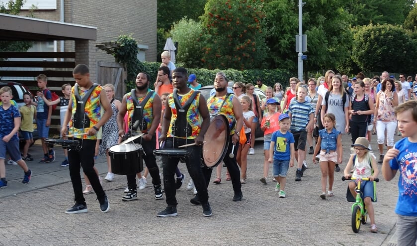 Intocht met tropische muziek