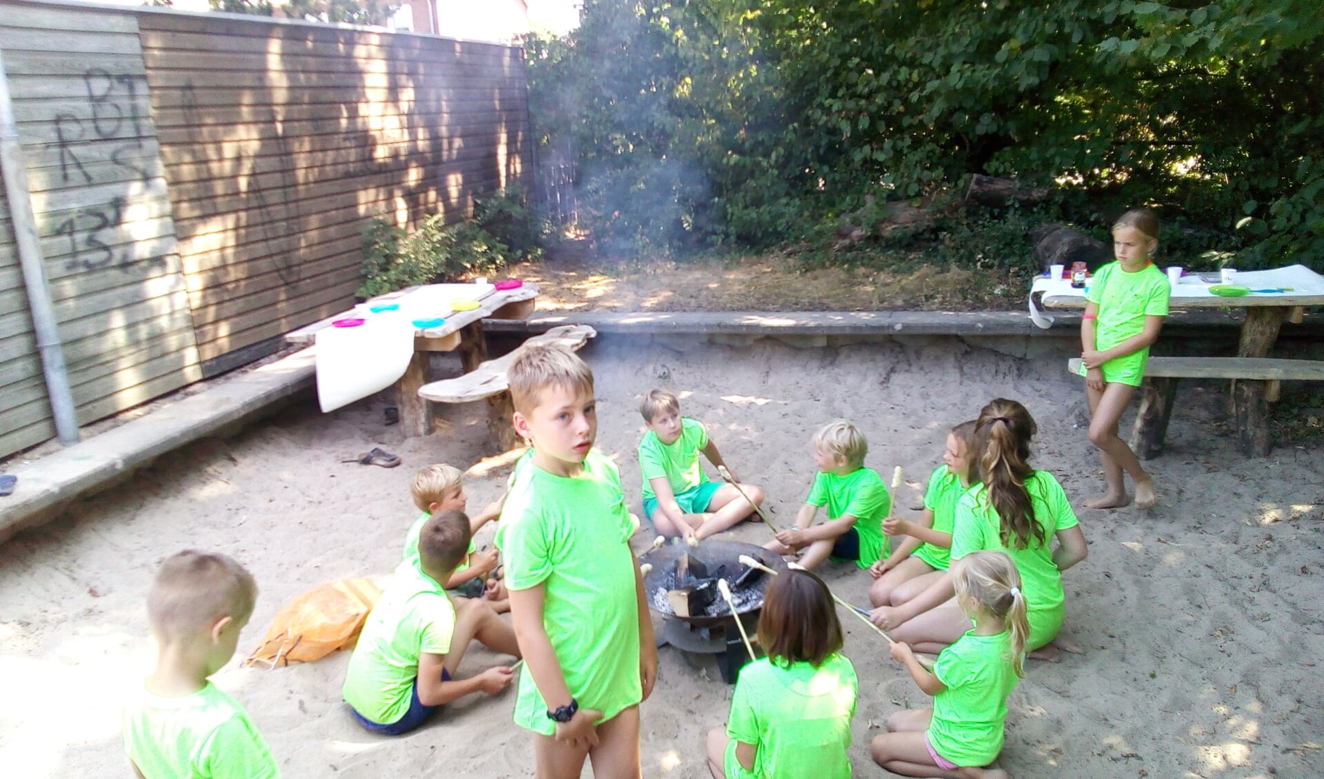 De kinderen bakken hun eigen stok-brood boven een vuurtje (foto: Doran Leijser)