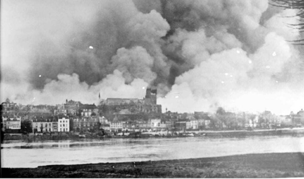 De brandende stad Nijmegen als gevolg van het Amerikaanse bombardement in 1944. (Bron: Regionaal Archief Nijmegen)