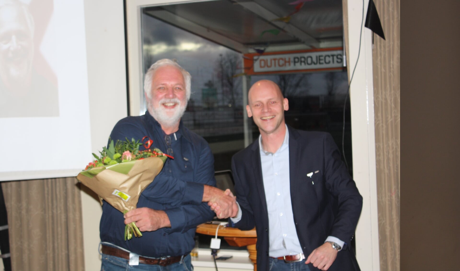 Links Jubilaris Hans de Hartog met voorzitten Frank van Schaik. Rechts postuum Joop van Schaik. (foto: Rick Dijkers)