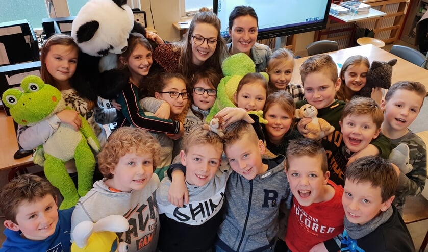 Een groepsknuffel van groep 6-7 van Kindcentrum Op de Horst. (foto: Sonja van Duijnhoven)
