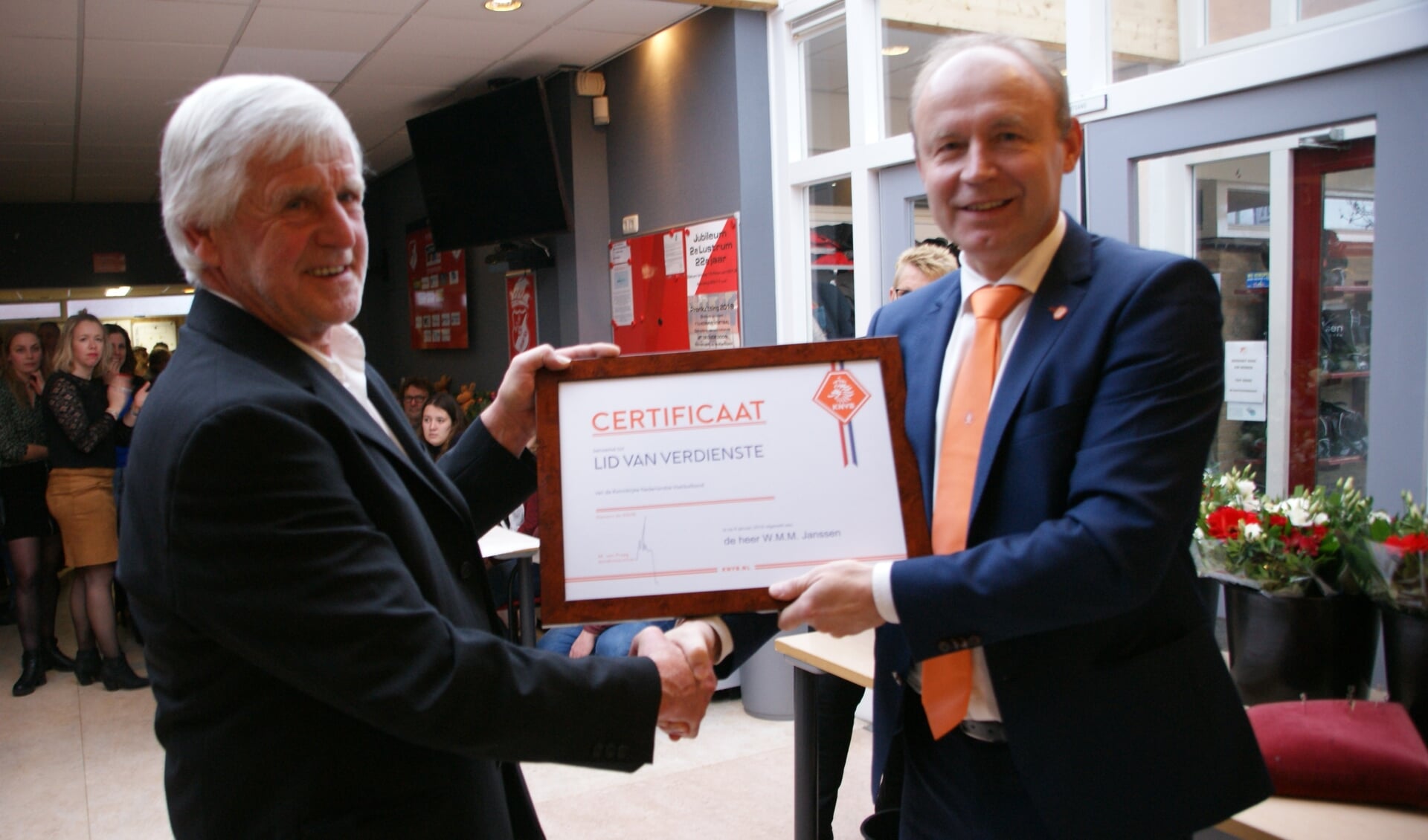 Wim Janssen ontvangt de KNVB onderscheiding. (foto: Ben Stellaard)