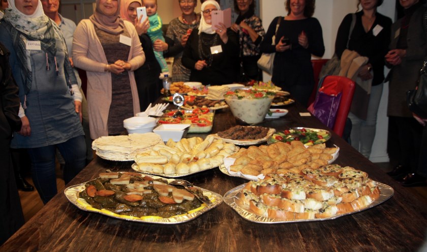 Lekker eten tijdens bijeenkomst VML. (foto: Marieke Mom)