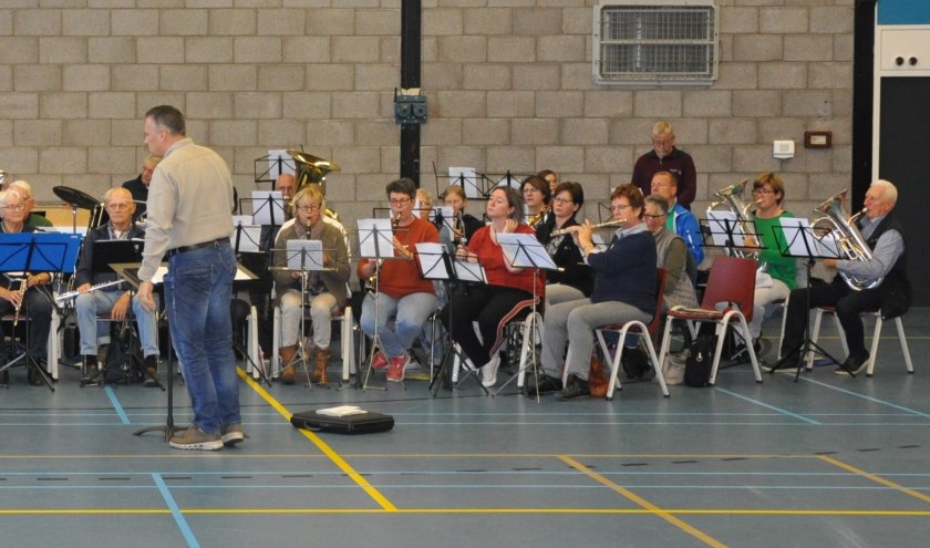 Muziekvereniging Sint-Caecilia en het Senioren Orkest. (foto: John Teunissen)
