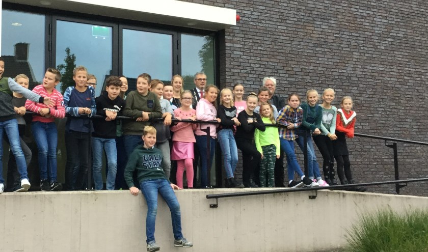 Leerlingen van De Hervormde School Opheusden bij het gemeentehuis. (foto: Gemeente Neder-Betuwe)