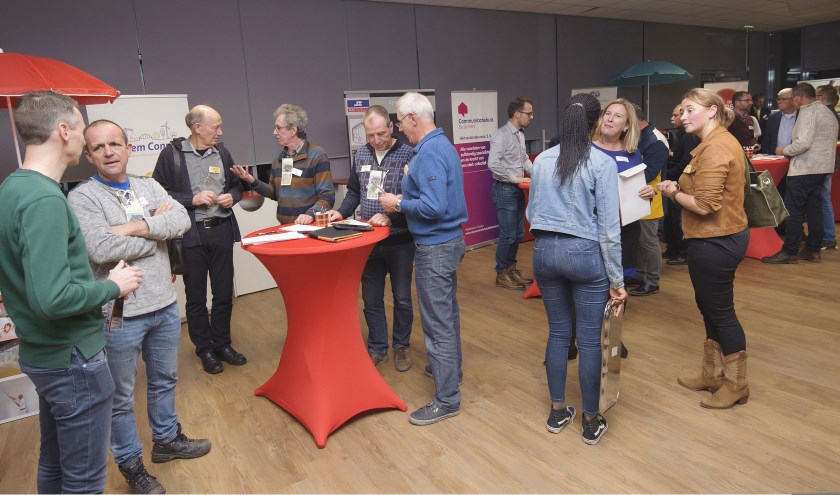 Tijdens de voorgaande editie van Beursvloer de Liemers werd er flink 'onderhandeld' tussen de bedrijven en organisaties. (foto: Jacques Kok)