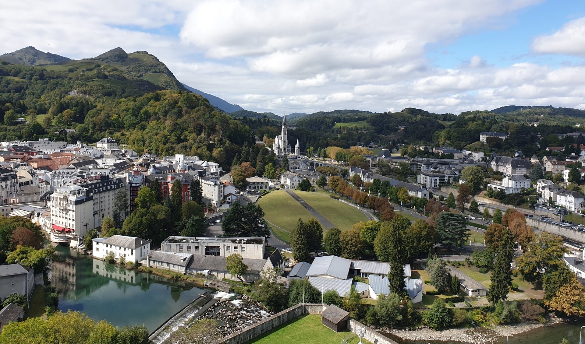 Uitzicht op Lourdes vanuit het Château Fort de Lourdes. (foto: Femke van Ottele)