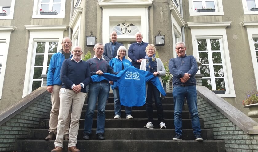 Presentatie van de excursie en het nieuwe WO II-gidsenjack. (foto: Marike Spee)