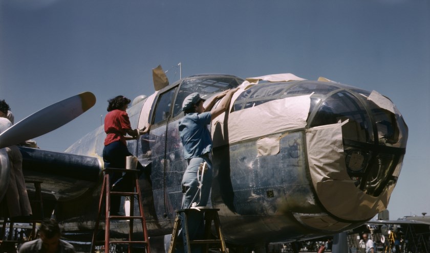Rosies aan B-25 Kleurenfoto PUBLIC DOMAIN klein