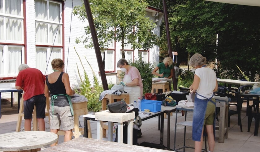 Beeldhouwen in de tuin van de KWA. (foto: Gerda Hendriks)