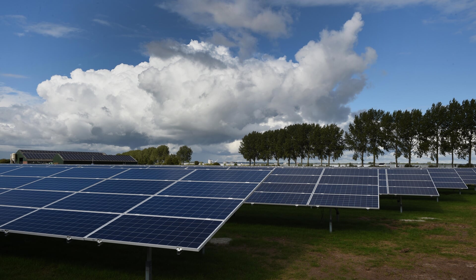 Het zonnepark in aanbouw aan de Lingewal in Bemmel heeft een oppervlakte van bijna 20 hectare. (foto: Sjaak Veldkamp)