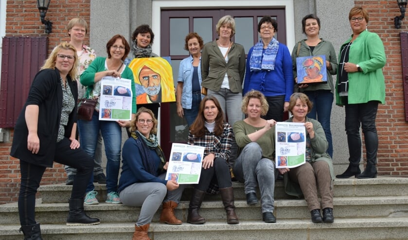 De studenten van vrije academie ’t Pad en wethouder Herma van Dijkhuizen. (foto: Gemeente Neder-Betuwe)