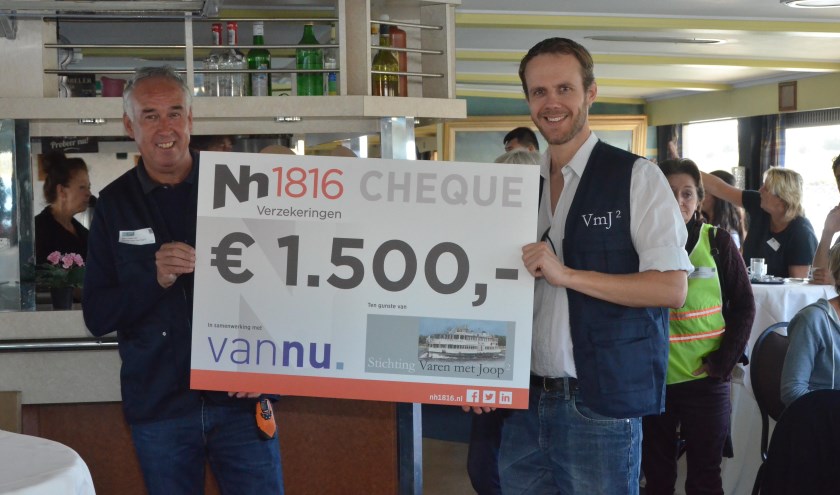 Bestuursleden Wilco en Tom tonen de cheque van 1816 Verzekeringen. (foto: Jan Boelens)