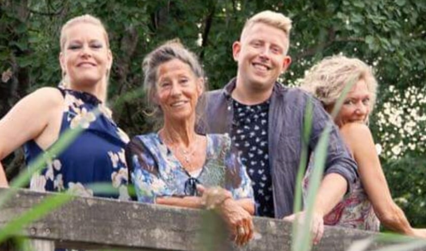 Hetty Arends - Moeder Ingrid, Luc Lentjes - Walter van der Werf, Belinda Geenacker - Roos Visser, Ellen Mulder - Mia Visser. (foto: Joop Stikkers)