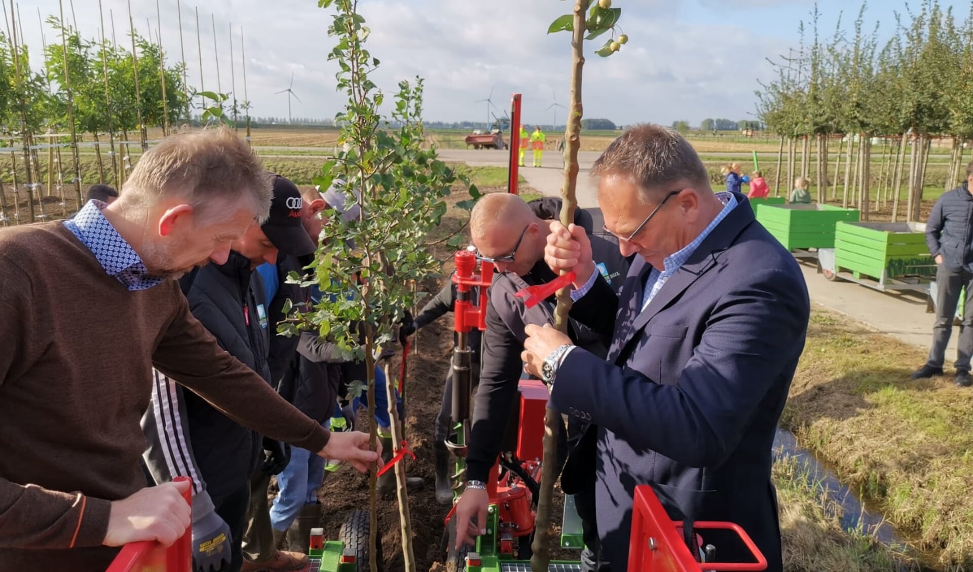 Machinaal bomen planten één van de demonstraties tijdens de open dag.