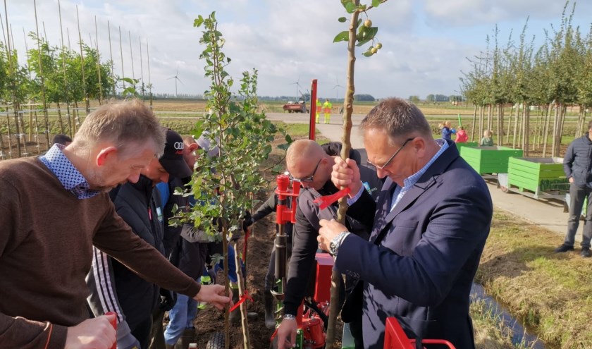 Machinaal bomen planten één van de demonstraties tijdens de open dag.