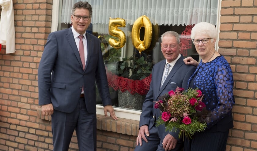 De heer en mevrouw Deijs-Schuiling en wethouder Hans Keuken. (foto: Van Beek Fotografie Dodewaard)