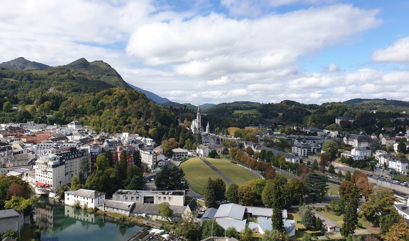 Uitzicht op Lourdes vanuit het Château Fort de Lourdes. (foto: Femke van Ottele)