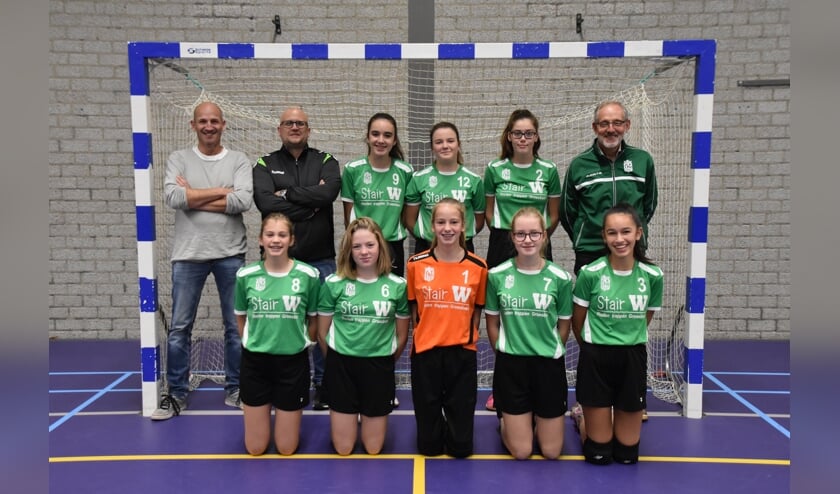 Teamfoto Groesbeeks Glorie C1 in aanwezigheid van kledingsponsor Stair W. (foto: Manon van Sas)