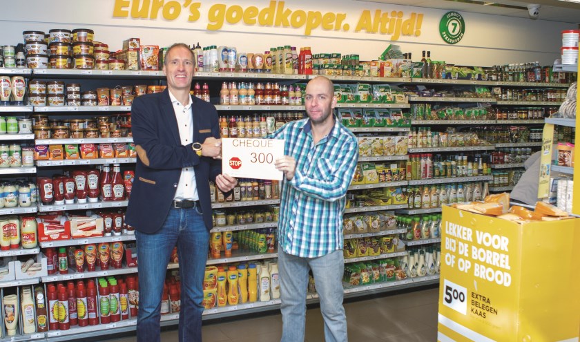 Hans de Leeuw (rechts) neemt de cheque in ontvangst van Chris Gradussen van Jumbo Duiven. (foto: René Nijhuis Fotografie)