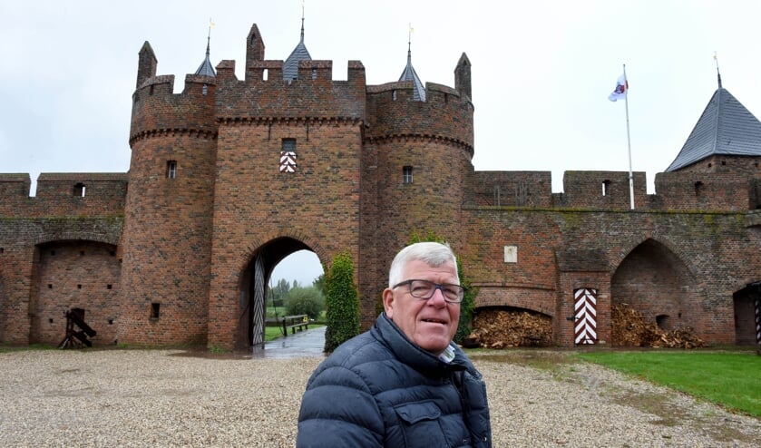 Vijftig jaar later staat Kees Vermaas op dezelfde plek van Kasteel Doornenburg. (foto: Sjaak Veldkamp)