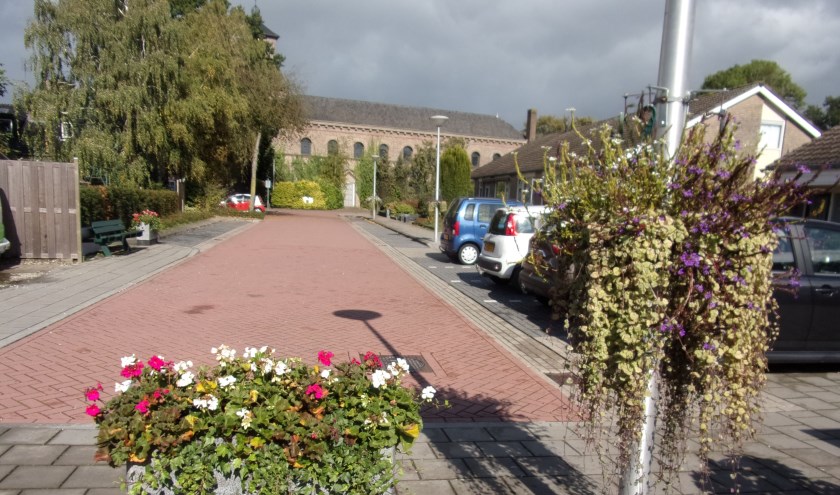 Bloembakken op het Bavoplein Angeren. (foto: Jaap Stienstra)