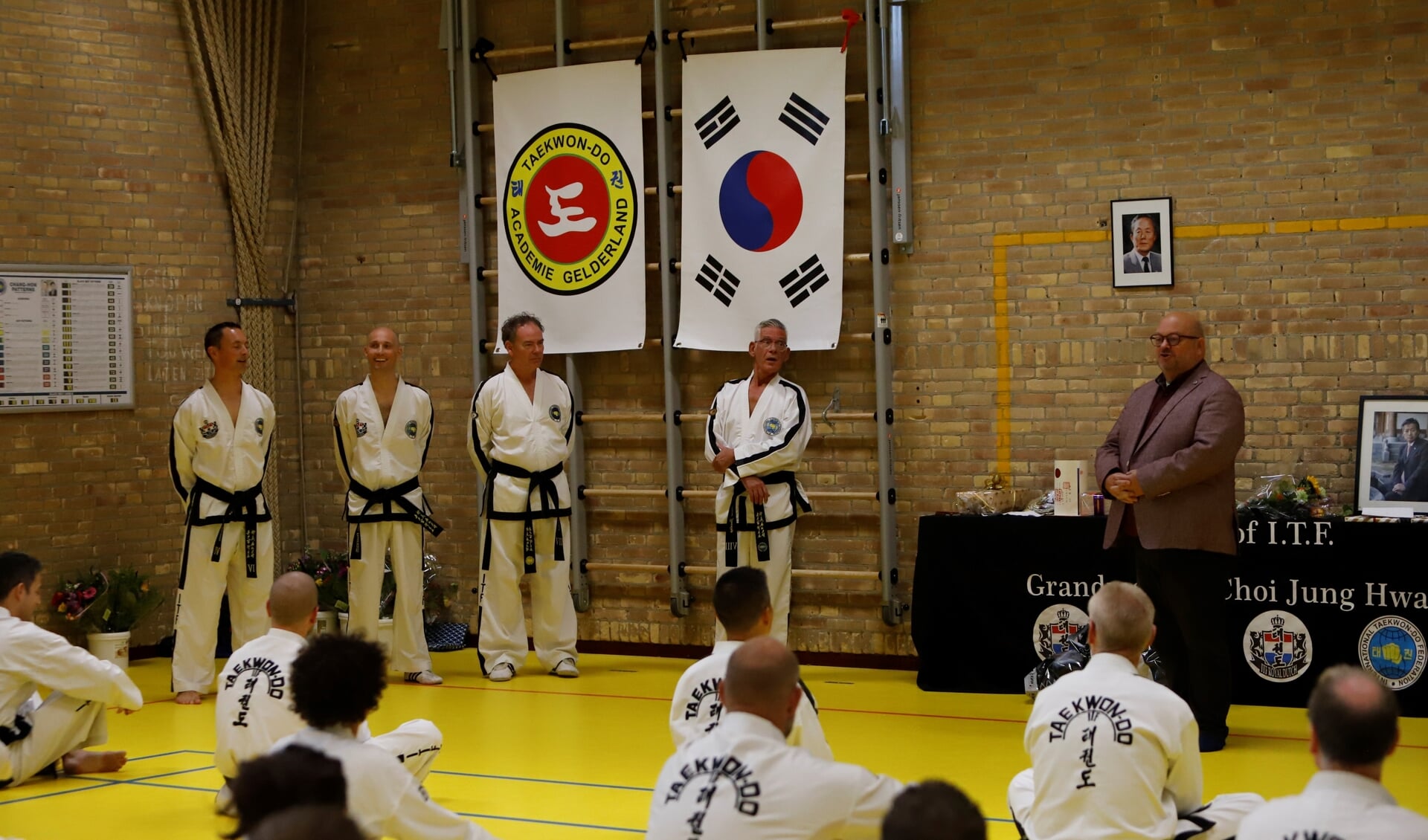 Taekwondo Masters en wethouder Bemmel. (foto: Emil Ripassa)