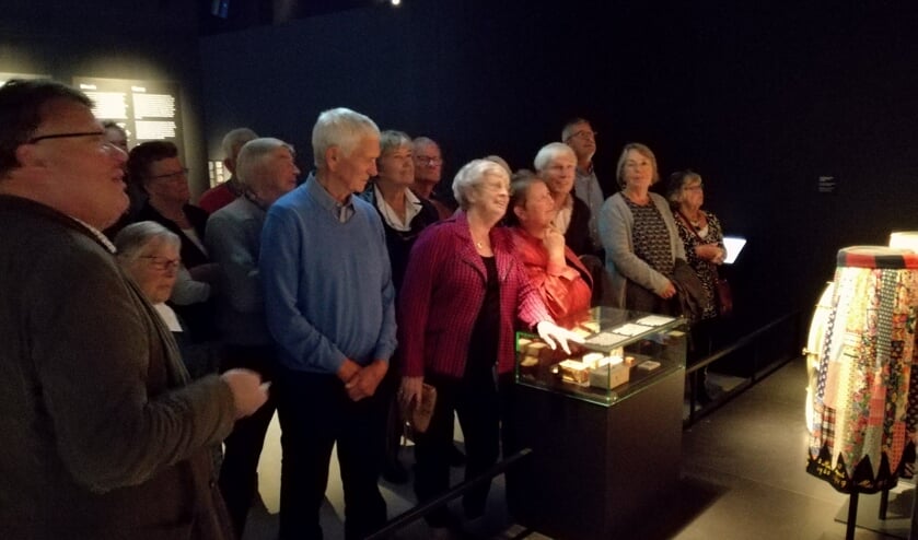 Vrijwilligers Hulpdienst geïnteresseerd in Vrijheidsmuseum. (foto: Eddie van Hattum)
