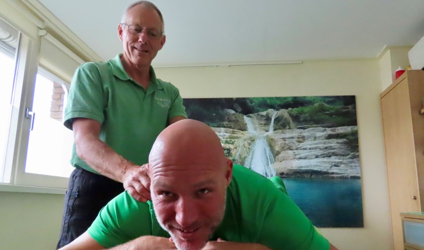 Marcel Aarntzen (liggend) biedt vader Wielie de helpende hand