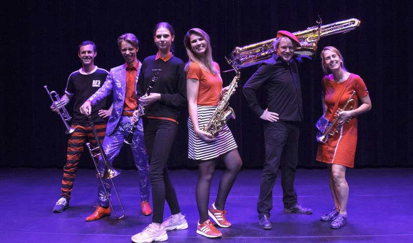 Muzikanten van Alarmfase 3, de RotDweilers en UDI nodigen iedereen van harte uit voor de Top 2000. (foto: Thijmen Peters)