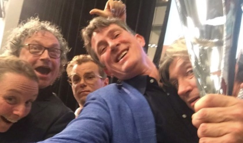 Stadsdichter van Gouda Pieter Stroop v Rhenen samen met de prijswinnaars van vorig jaar waaronder Marjolein Pieks (2e prijs), Wietse Hummel (3 e prijs) en Ruud Broekhuizen (1e prijs).
