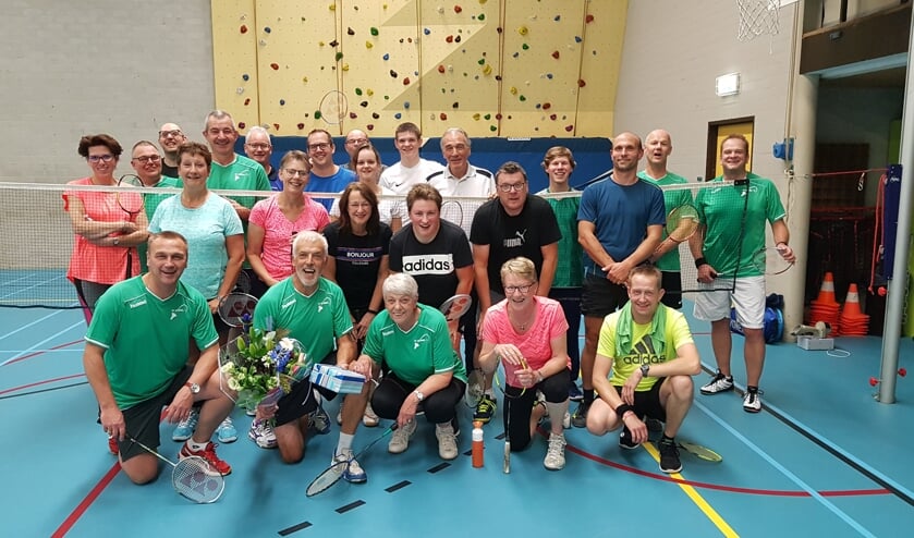 Theo Brussen ten midden van BC Bemmel'72 leden. (foto: Theo V.)
