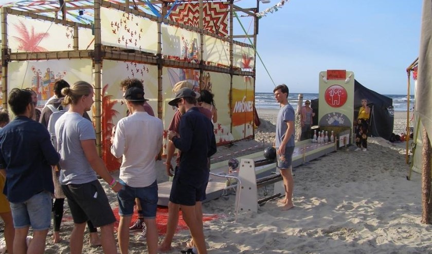 Bowlen op het strand Ameland. (foto: O. van Tongeren)