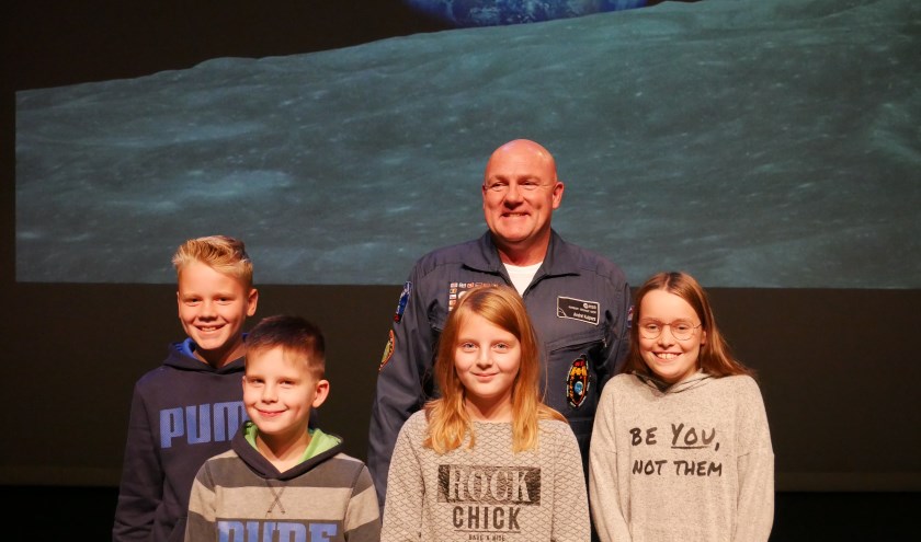 André Kuipers met prijswinnaars. (foto: Christiaan Frolich)