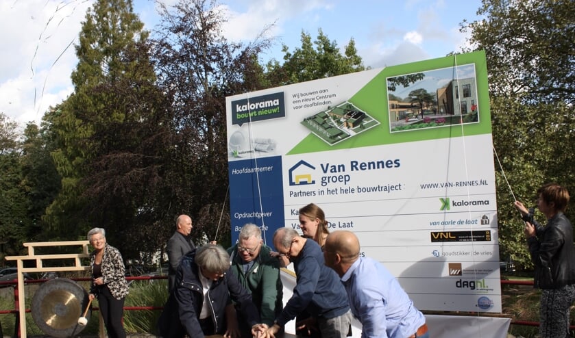 Bestuurder onthult met bewoners het bouwbord. (foto: Kalorama)