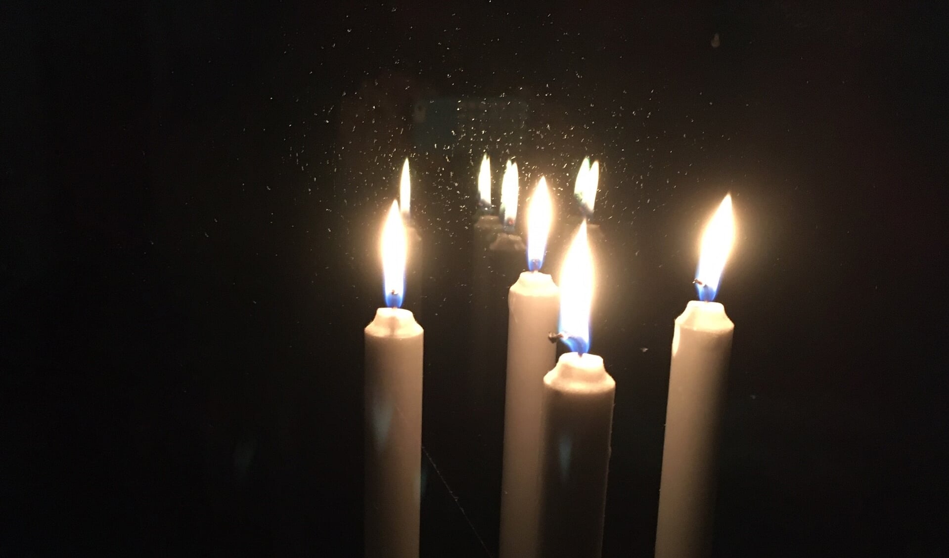 Kaarsen met Allerzielen. (foto: archief Zandse kerk)